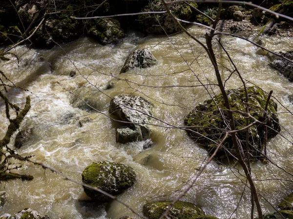 河水漫溢的山溪 变成了难以通行的水障 — 图库照片