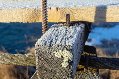Yılın kış dönemi, asma köprü vaatlerini onarmak için kablo ve cihazların karla kaplı elementleri.