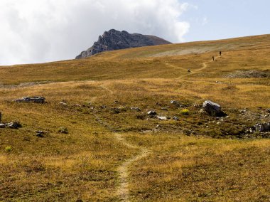 Sıcak, güneşli bir sonbahar gününde dağların dağlık alandaki yürüyüş patikalarından doğayla yürüme ve iletişim kurma panoramik manzarası..