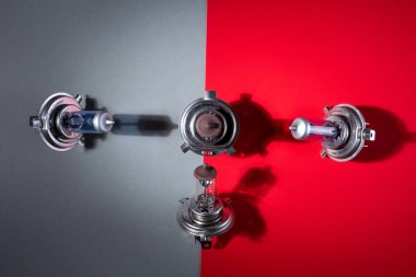 Gece yolu aydınlatmak için araçların aydınlatma cihazlarına takılan elektrikli araba lambaları ve düşük görüş mesafesi, yakın çekim, üst açı.