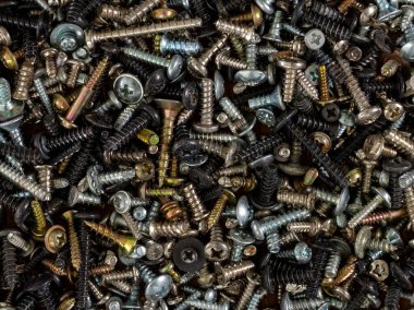 Metal bağlayıcılar: vidalar, kendi kendine dokunan vidalar, vidalar, vidalar, vitrine saçılmış cıvatalar, reklam ürünleri için çeşitli aksesuarlar.