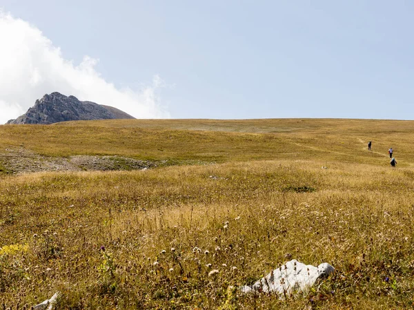 Sıcak, güneşli bir sonbahar gününde dağların dağlık alandaki yürüyüş patikalarından doğayla yürüme ve iletişim kurma panoramik manzarası..