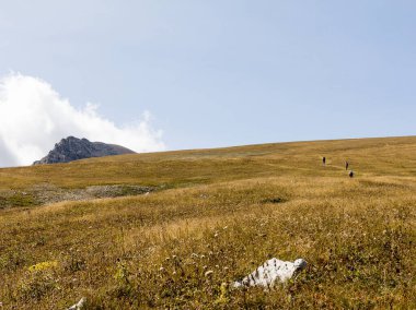 Sıcak, güneşli bir sonbahar gününde dağların dağlık alandaki yürüyüş patikalarından doğayla yürüme ve iletişim kurma panoramik manzarası..