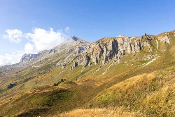 Panoramautsikt Över Bergen Från Vandringsleder Det Bergiga Området Varm Solig — Stockfoto