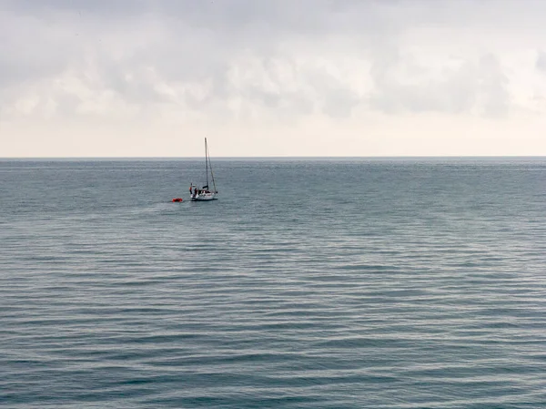 Uno Yacht Che Una Piccola Gita Mare Con Tempo Nuvoloso — Foto Stock