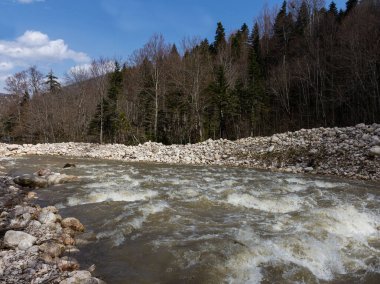 Bahar, dağ dereleri, eriyen suyla dolup taşar, geçilemez su engellerine dönüşür..