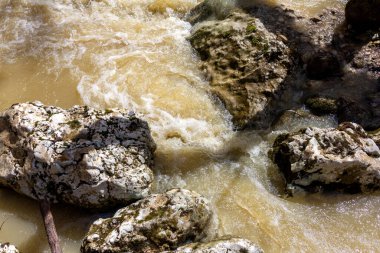 Bahar, dağ nehirleri eriyen suyla doludur..