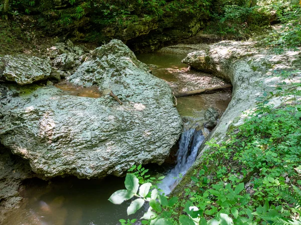 Gebirgsflussbett Sonniger Sommertag Aminov Naturpark Russland Region Adygea Reisen Der — Stockfoto