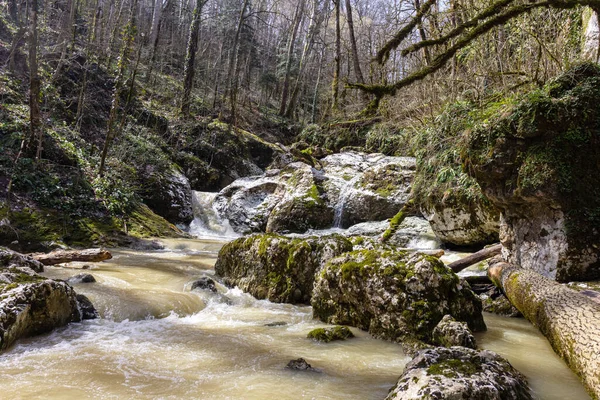 Bahar, dağ dereleri, eriyen suyla dolup taşar, geçilemez su engellerine dönüşür..