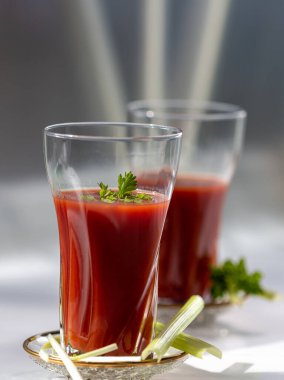 Masadaki meyve sularını, domatesi ve limonu gün ışığının altında bitirerek..