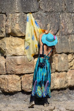 Genç bir fotoğrafçı ve tasarımcı kız nehir kıyısında bir fotoğraf çekimi ve güneşli bir yaz gününde köprü desteği için bir iç mekan geliştiriyor..