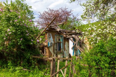 Bir dağ evi, bir dağ köyü, eski bir mimari tarzı çeşitli binalar, saray binaları ve çitler..