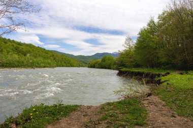 Dağ nehirleri, gezegendeki temiz su kaynakları, güneşli bir bahar gününde, kar eridikten sonra sel..