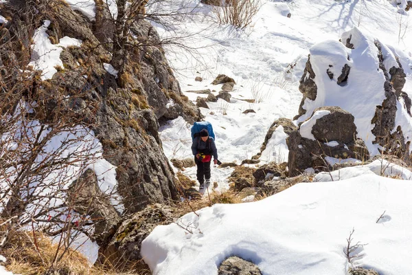 Χειμώνας Χιονισμένα Βουνά Τουρίστες Στο Κατάστρωμα Παρατήρησης Μια Ηλιόλουστη Μέρα — Φωτογραφία Αρχείου