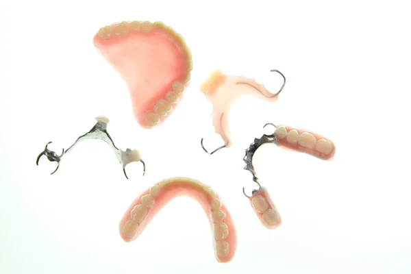 白い背景の上の入れ歯のセット — ストック写真