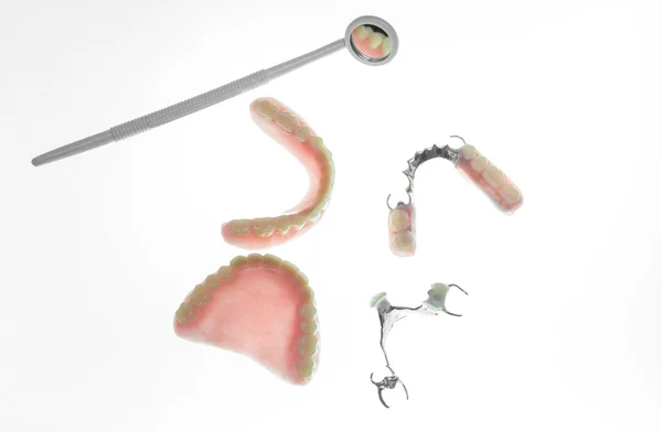 takma diş ve diş ayna beyaz arka plan üzerinde izole etmek