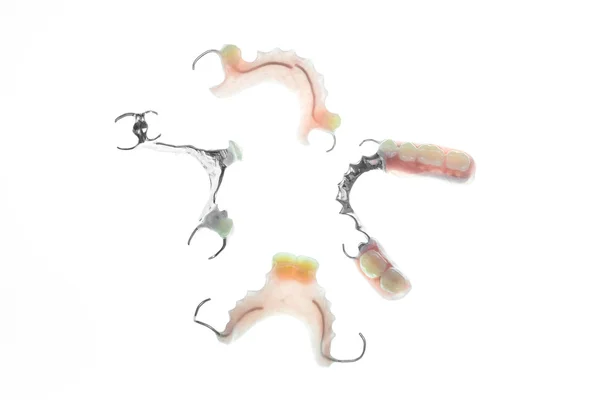 Beyaz arka plan üzerinde takma diş kümesi