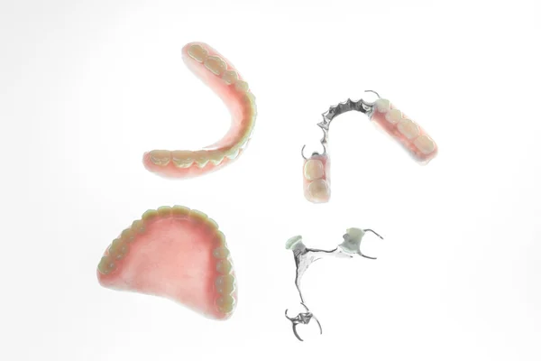 takma diş ve diş ayna beyaz arka plan üzerinde izole etmek