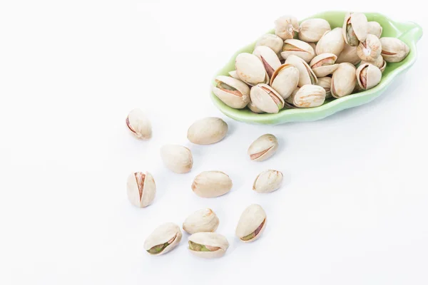 Pistache noten op groene schotel — Stockfoto