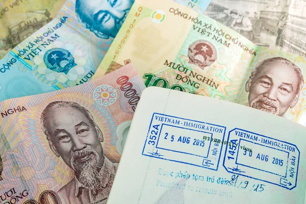 Visa passport stamp from vietnam and Vietnamese money (Dong) — Stock Photo, Image