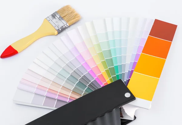 Guida cartella colori per la ristrutturazione con pennello su sfondo bianco — Foto Stock