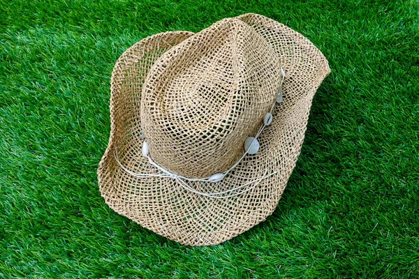 Strandhut auf grünem Gras — Stockfoto