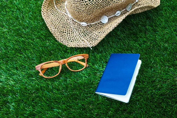 Kapelusz, paszport i vintage okulary plaża na zielonej trawie — Zdjęcie stockowe