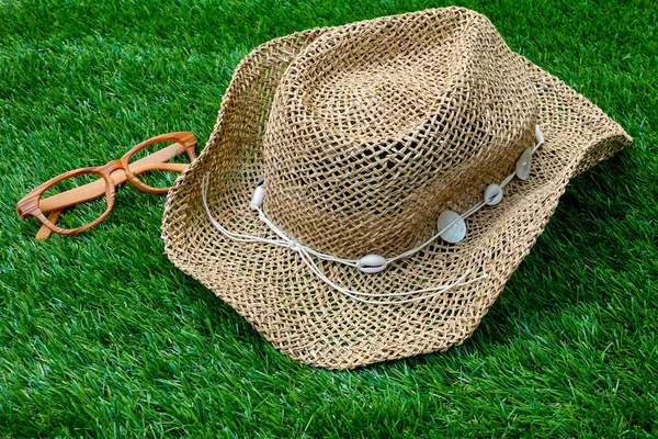 Plaży kapelusz i vintage okulary na zielonej trawie — Zdjęcie stockowe