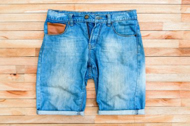 ahşap arka plan üzerinde elbise