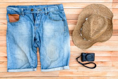 Giysi ve aksesuarları bir ahşap zemin üzerine