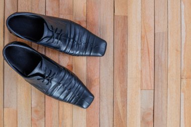 Ahşap üstüne deri ayakkabı 