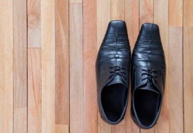 Ahşap üstüne deri ayakkabı 