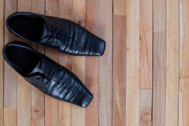 Ahşap üstüne deri ayakkabı 