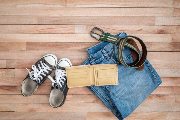 Vintage bezler ve Aksesuar ahşap arka plan üzerinde