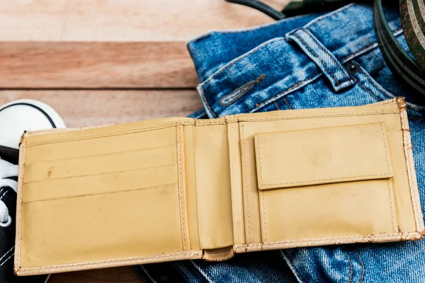 Vintage żółty portfel i akcesoria na tle drewniane — Zdjęcie stockowe