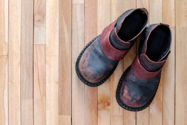 Vintage-Stiefel auf Holz — Stockfoto