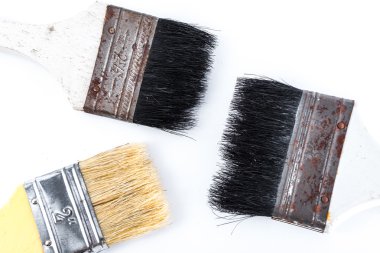 Beyaz arkaplanda izole edilmiş eski boya fırçası