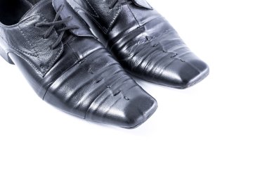 Beyaz arka plan üzerinde eski erkek ayakkabı