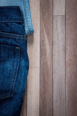  grunge ahşap arka plan üzerinde kot pantolon