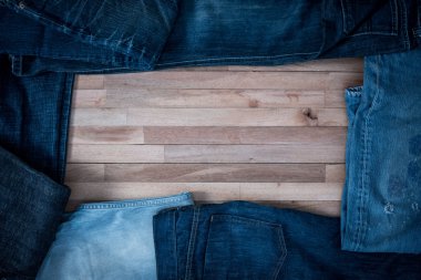  grunge ahşap arka plan üzerinde kot pantolon