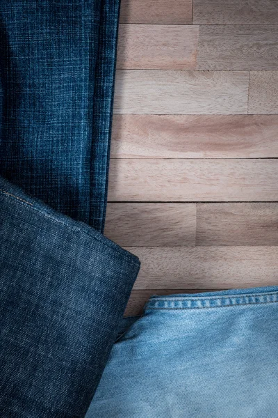 Textura de jeans sobre fondo de madera —  Fotos de Stock