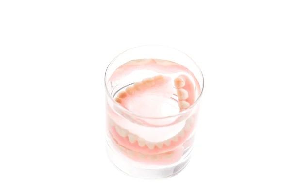 Dentadura cheia em vidro de água — Fotografia de Stock