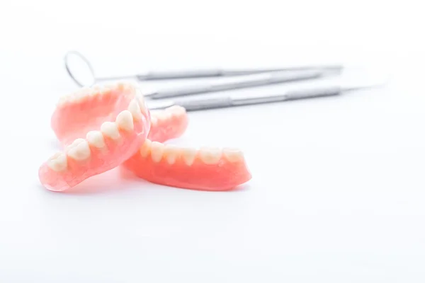Takma diş ve diş araçları, diş beyaz arka planı yansıtmadaki