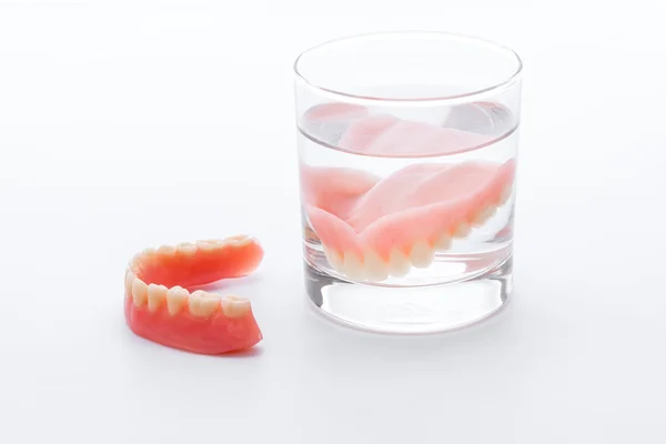Bardak su beyaz arka plan üzerinde tam takma diş