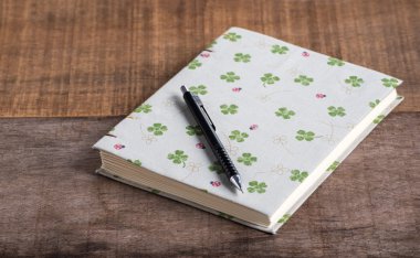 El yapımı kitap ve ahşap zemin üzerine kalem portre