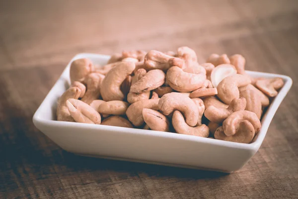 Geroosterde cashewnoten op houten achtergrond — Stockfoto