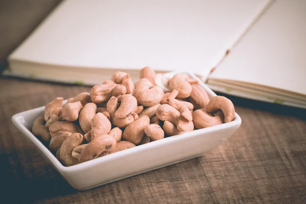 Geroosterde cashewnoten op houten achtergrond — Stockfoto