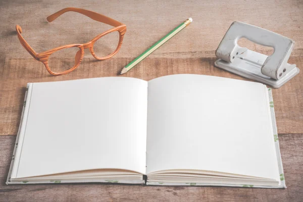 Primer plano del libro hecho a mano y accesorios sobre fondo de madera — Foto de Stock