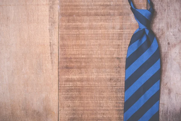 Галстук на тертом деревянном фоне — стоковое фото