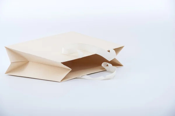 Papper shoppingväska på vit bakgrund — Stockfoto